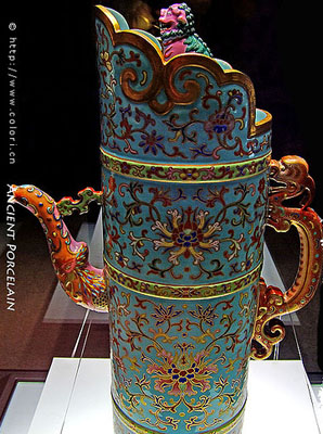 Древняя фарфоровая посуда из музея в Пекине.