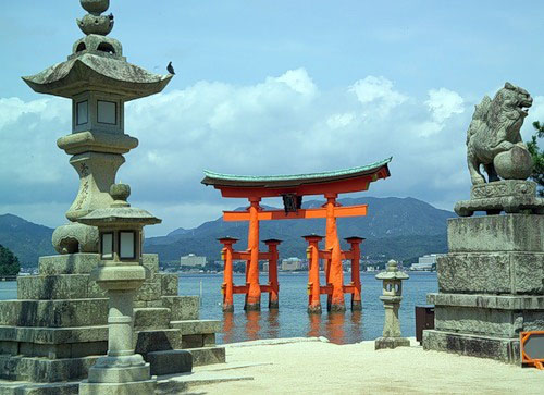 Храм на острове Миядзима, посвященный морскому божеству.