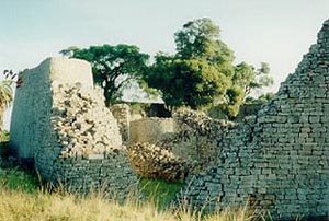 Великий Зимбабве - одна из самых больших известных археологических находок, принадлежащих народу банту