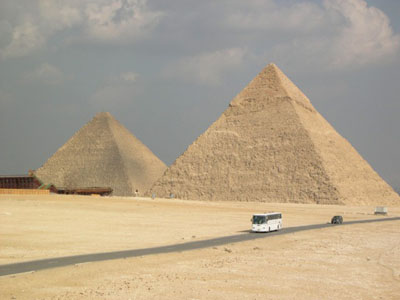 Кстати, вершины египетских пирамид покрывались листовым золотом, чтобы во время восхода солнца зажигались первыми.