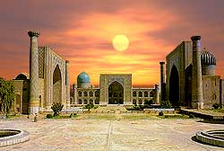 Площадь эль-Регистан в Самарканде. Это и есть те самые дворцы.