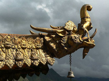 Обычное украшение на конек крыши в Тибете
