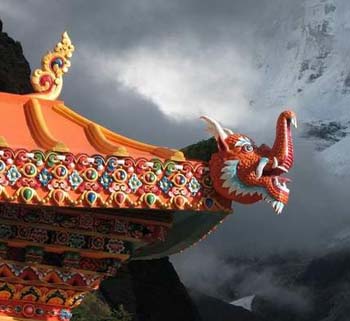 Конек крыши в Тибете. Дракон привлекает дождь и защищает от него